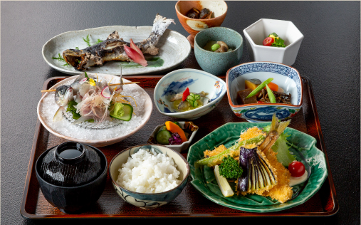 腰掛山荘|愛知 豊田市|下山 三河湖畔の自然体験・五平餅・お食事・ランチ・キャンプ・BBQ｜腰掛山荘／リバーサイドキャンプ腰掛