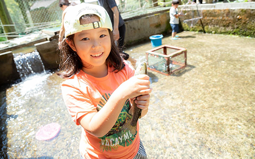 腰掛山荘|愛知 豊田市|下山 三河湖畔の自然体験・五平餅・お食事・ランチ・キャンプ・BBQ｜腰掛山荘／リバーサイドキャンプ腰掛