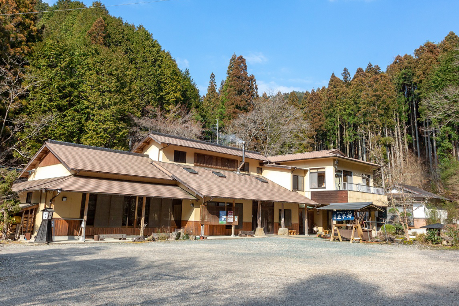 腰掛山荘|愛知 豊田市|下山 三河湖畔の自然体験・五平餅・お食事・ランチ・キャンプ・BBQ｜腰掛山荘／リバーサイドキャンプ腰掛