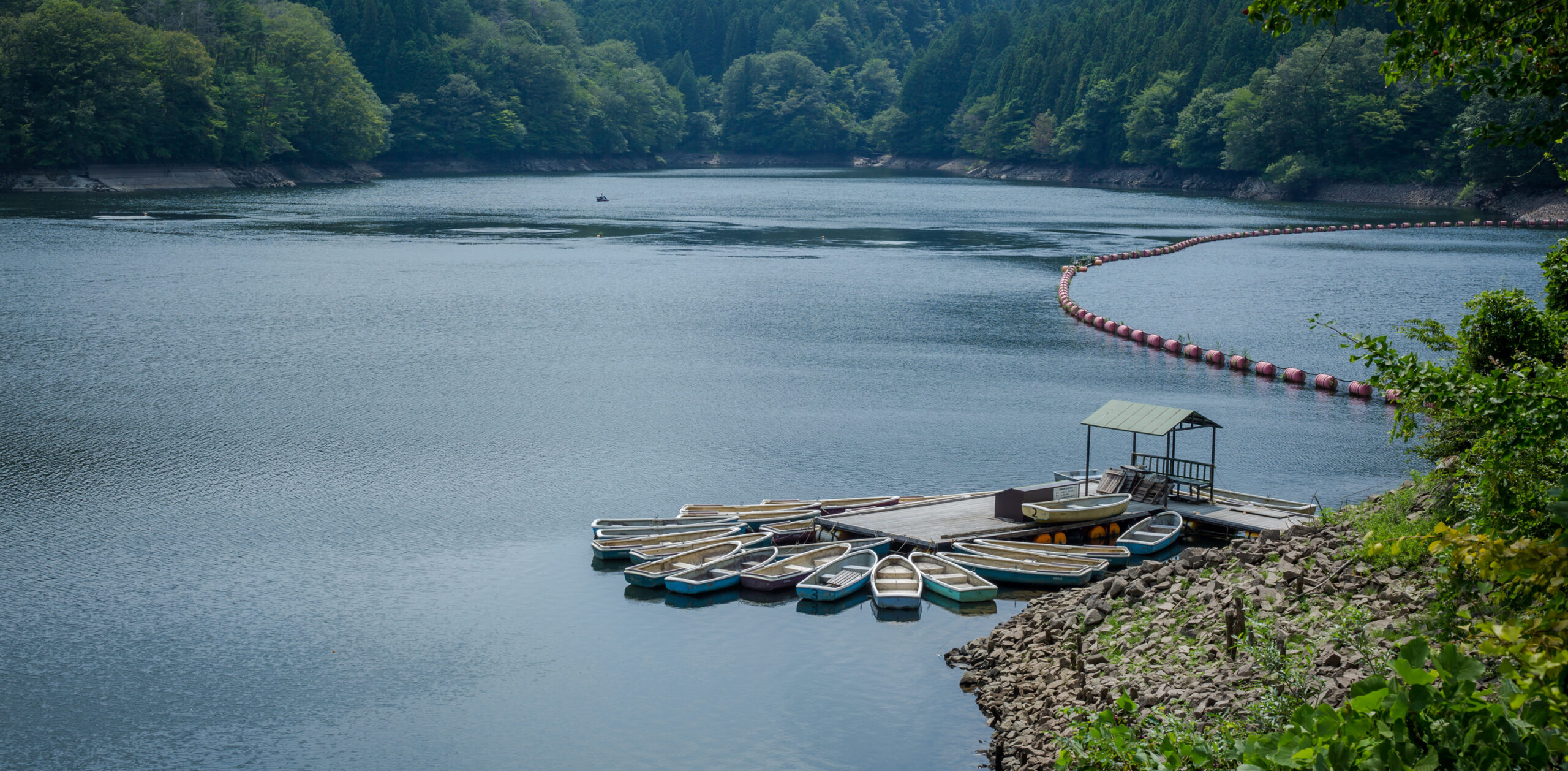 腰掛山荘|愛知 豊田市|下山 三河湖畔の自然体験・五平餅・お食事・ランチ・キャンプ・BBQ｜腰掛山荘／リバーサイドキャンプ腰掛